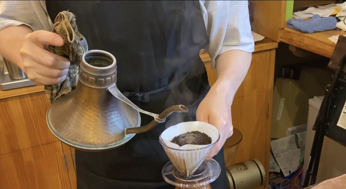 jimotonohousou's tweet photo. 【Cafe Lutra】市川市大野にある珈琲店をご紹介☕️

豆を注文ごとに挽いてドリップで淹れた１杯を壁一面に並んだカップの中から好きなカップを選べる嬉しいサービス！🤗

是非ご覧ください！

https://t.co/CeWnC9IOJm @YouTubeより

#カフェ #珈琲
#こだわりの店 https://t.co/O1t6faq79z