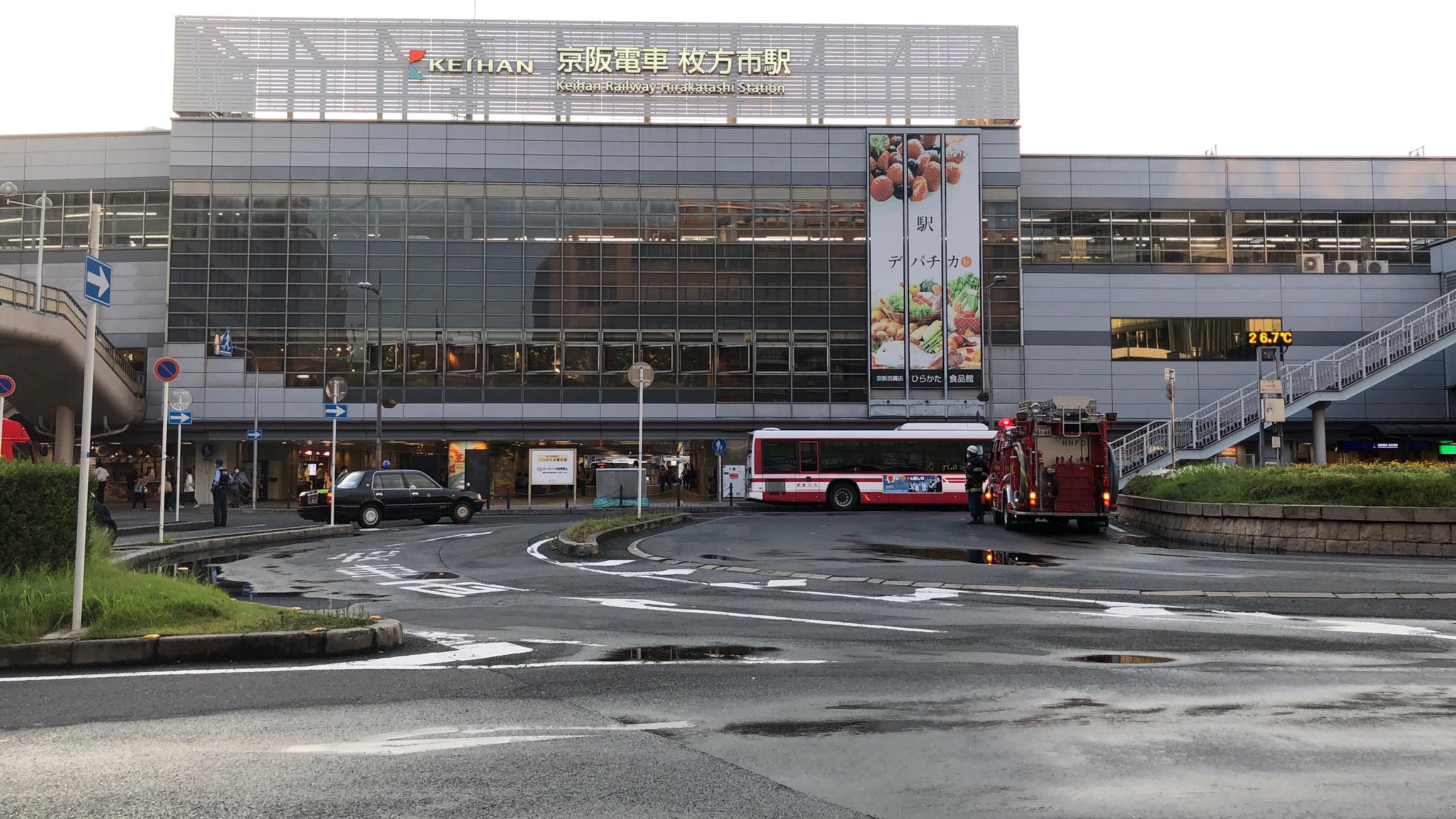 スシエ いつもタクシーがいっぱい待機してる駅のロータリーが こんなにスッカラカンなの初めて見るな At枚方市駅 T Co Wnvxmqi6v3 Twitter スシエ いつもタクシーがいっぱい待機してる駅のロータリーが こんなにスッカラカンなの初めて見るな At枚方市駅 T Co Wnvxmqi6v3 Twitter