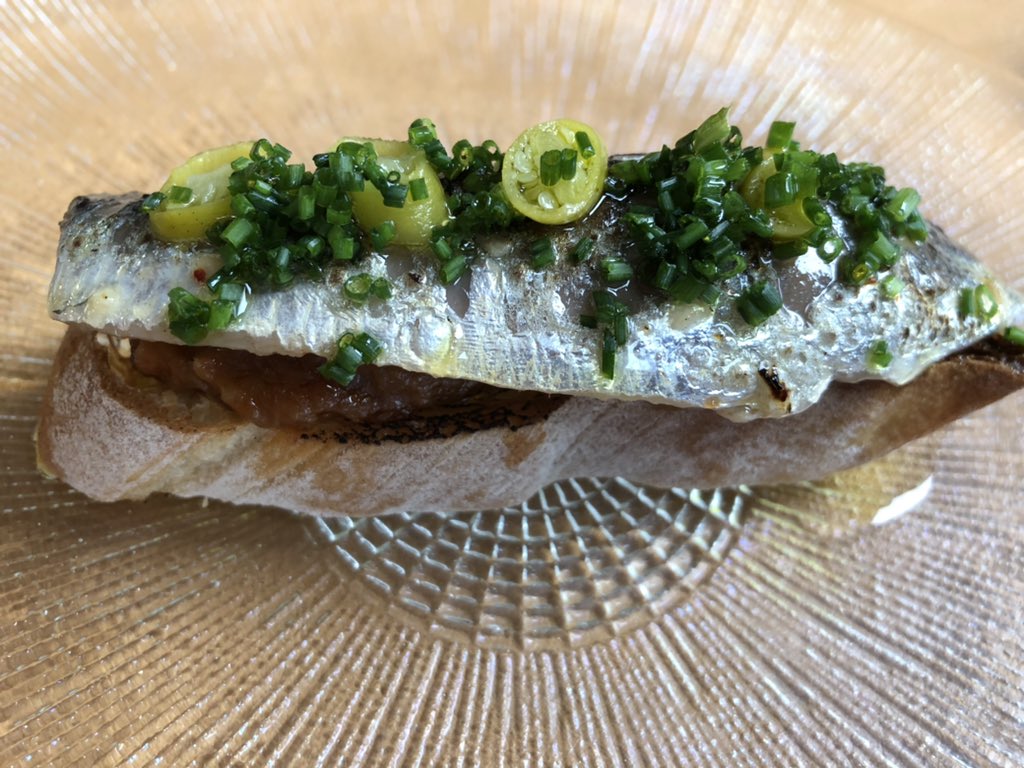 salsadechiles's tweet image. Gunea, uno de los grandes restaurantes asturianos aunque no suficientemente reconocido. Begoña y Pablo, sin más ayudas, se bastan para dar de comer maravillosamente a unos catorce comensales y hacerles sentir en casa. Cocina muy rica, sin trampa ni cartón. Para volver y volver.