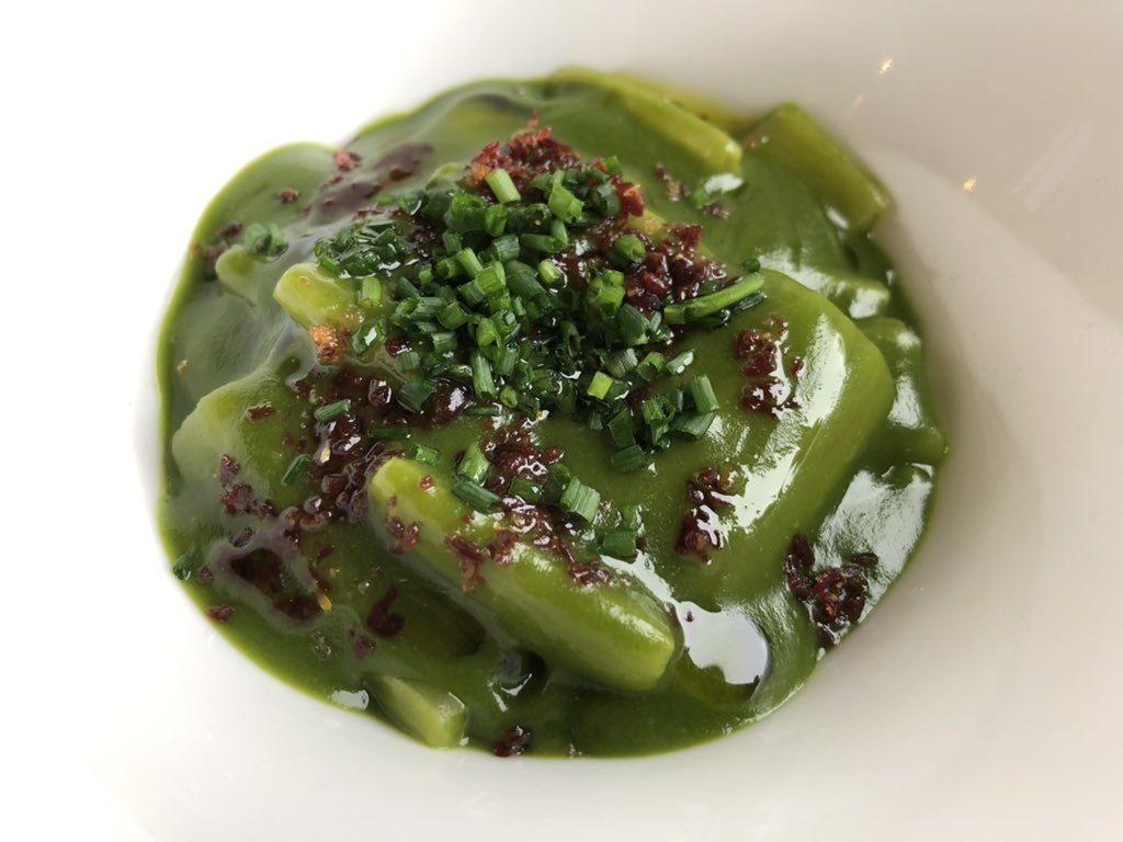 salsadechiles's tweet image. Gunea, uno de los grandes restaurantes asturianos aunque no suficientemente reconocido. Begoña y Pablo, sin más ayudas, se bastan para dar de comer maravillosamente a unos catorce comensales y hacerles sentir en casa. Cocina muy rica, sin trampa ni cartón. Para volver y volver.