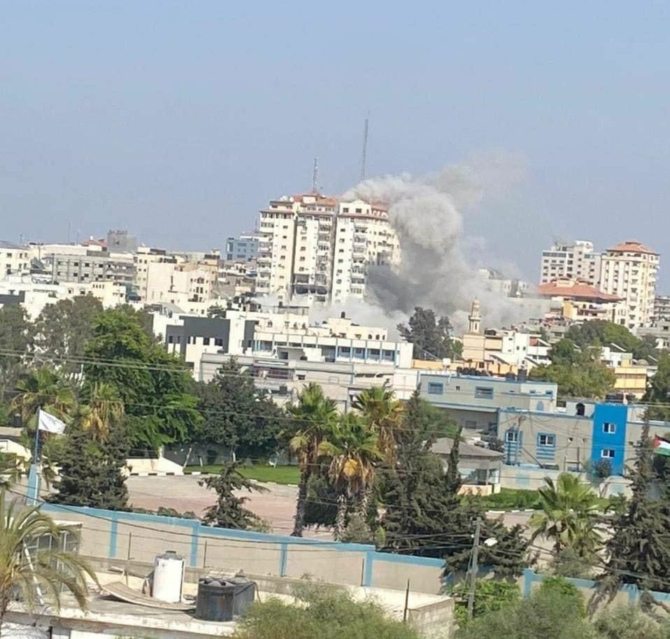 Sarah_orabi9's tweet photo. Guys, Gaza is under Israeli airstrikes right now.
Pray for Gaza 🇵🇸
#GazaUnderAttack
#غزة_تحت_القصف https://t.co/7lSuIB023m