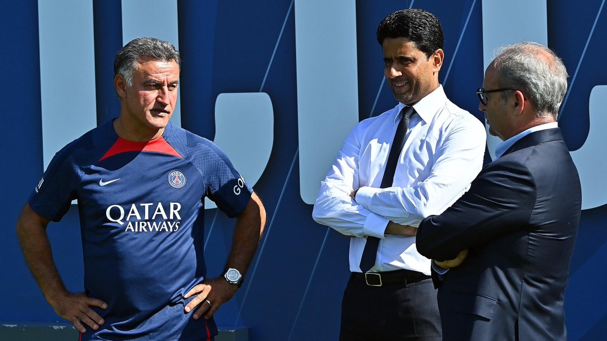 ojpmagalhaes's tweet image. 🇫🇷 𝗧𝗥𝗢𝗖𝗔𝗦 𝗘𝗠 𝗣𝗔𝗥𝗜𝗦 🇫🇷 

Ainda sem alcançar seu objetivo máximo - que é vencer a UCL - mesmo após fazer uma das janelas de maior repercussão da história do futebol, o PSG vive uma reformulação dentro e fora de campo.

Vem comigo entender essa nova fase do clube: 🧶⬇️