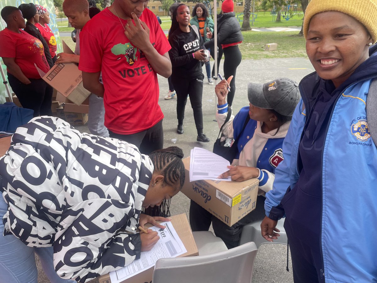effsccputblv's tweet photo. ♦️In Pictures Below♦️

The EFFSC of CPUT Bellville Campus distributing dignity packs as a part of its Red Friday and recruitment.

As per resolutions of the 4th NSA, Sanitary Towels must be free for all students where branches of the EFFSC exist.

#StudentWarsAreCommunityWars https://t.co/qsKYuXuoos