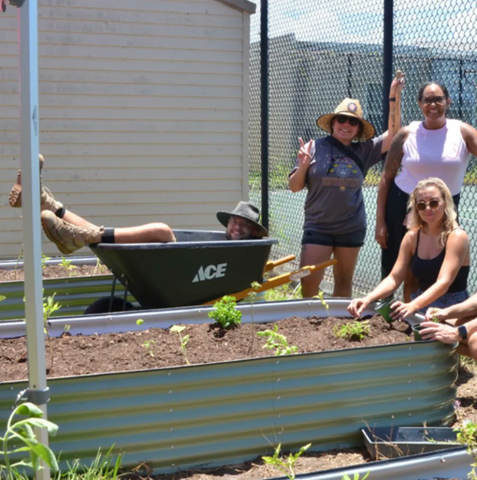 Fleet Farming and <a href="/eatfreshkitchen/">Fresh Kitchen</a> have teamed up to bring the #urbanagriculture program to the Winter Garden school! 🌸🐝 Go team!!

Read the full @orangeobserver article at buff.ly/3bySNG2 
 
#outdoorclassroom #kidslearn #planteducation #orlando #fl
@sunridgemiddleocps