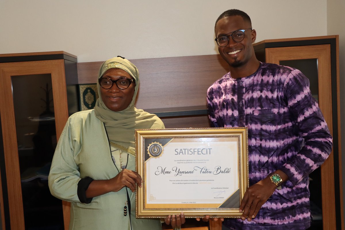 MENAETFP's tweet photo. 🔸J-Awards Guinée : la Cheffe de Cabinet du METFP, Hadja Fatou Baldé, distinguée pour ses nombreuses actions de soutien à la jeunesse guinéenne dans son ensemble. À travers cette distinction, les organisateurs attribuent à Madame Yansané Hadja Fatou Baldé le titre de MENTOR 2022. https://t.co/mGlnlS5PHa