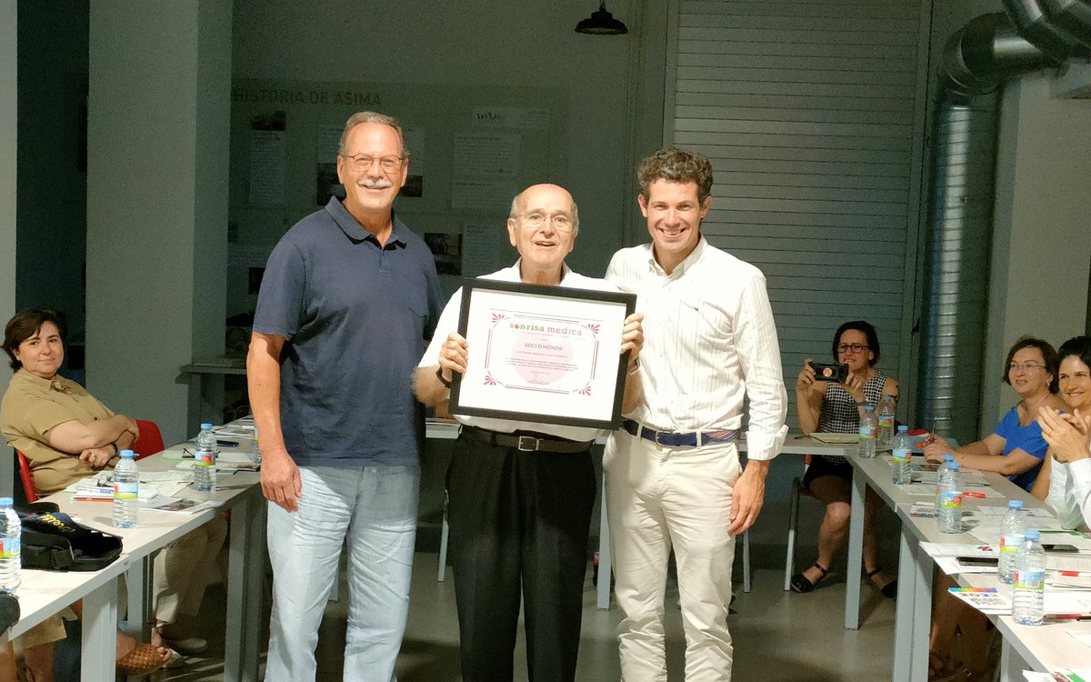sonrisamedica's tweet photo. El Dr. Mulet, Jefe cirugía pediátrica (SonDureta '96), EXIGIÓ que en quirófano estuvieran los payasos. Gracias a él, entramos x 1a vez en el mundo en quirófano. Hoy le nombramos  socio honorario y agradecemos todo lo que ha aportado a la profesión del clown de hospital 
¡GRACIAS! https://t.co/iMHh9KJ2D2