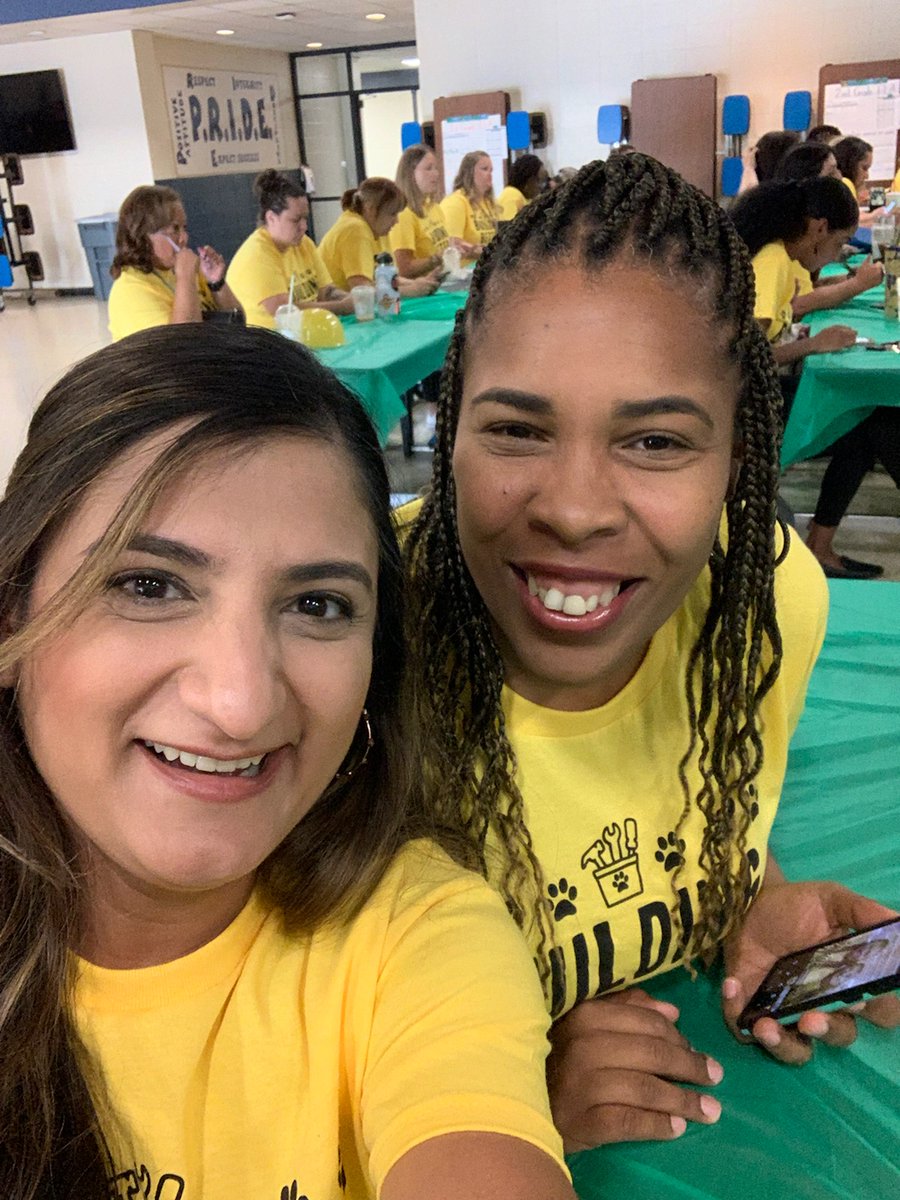 RbanksKISD's tweet photo. This is going to be a great year!
#kleinkickoff 
#kleinfamilykickoff
#BuildingBetterBobcats
#TeamBenfer
#BobcatPride 🧡🐾💙 
https://t.co/Eg9VKdz5TF https://t.co/2BQzB3yxHx