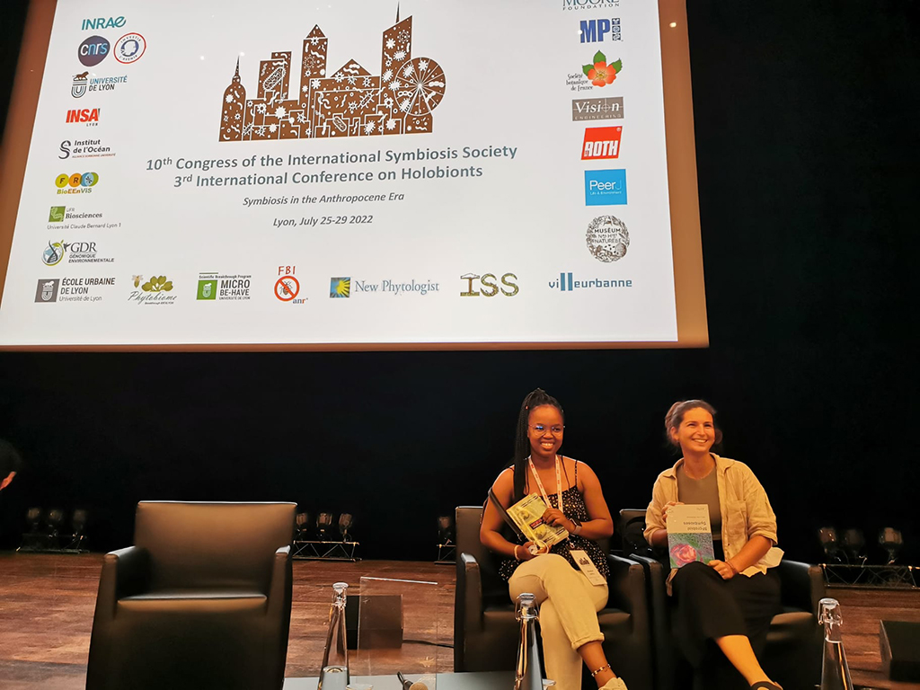 Happy to announce that @KhanyileNomthi received the award for the best talk and Ana Simão Pinto de Carvalho the award for the best poster at the 10th @IntlSymbioSoc congress. Both are doctoral researchers in the @Kaltenpoth_Lab. Congratulations! 👏👏