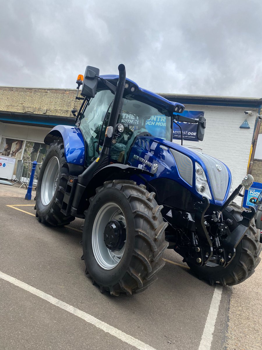 ErnestDoeSons's tweet image. A new New Holland Agriculture #T6.175 #AutoCommand #BluePower leaving the Ernest Doe #Fulbourn depot and being delivered to its new owner today - delivered by Area Sales Manager Dan Frost.
#ErnestDoe #buywithconfidence #newholland #onlybluewilldo #tractors #tractoring