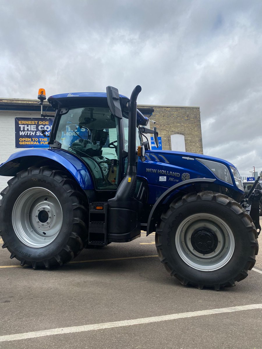 ErnestDoeSons's tweet image. A new New Holland Agriculture #T6.175 #AutoCommand #BluePower leaving the Ernest Doe #Fulbourn depot and being delivered to its new owner today - delivered by Area Sales Manager Dan Frost.
#ErnestDoe #buywithconfidence #newholland #onlybluewilldo #tractors #tractoring
