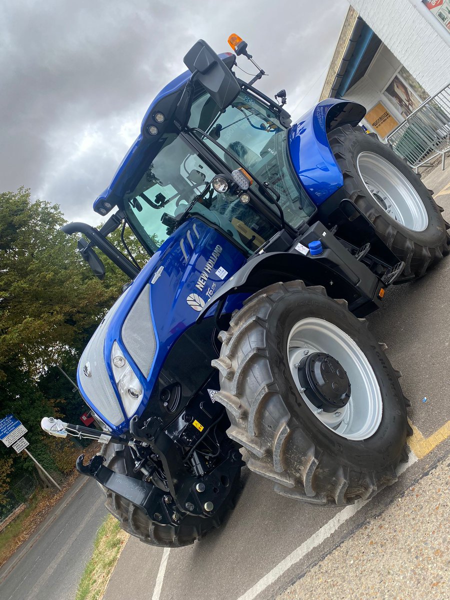 ErnestDoeSons's tweet image. A new New Holland Agriculture #T6.175 #AutoCommand #BluePower leaving the Ernest Doe #Fulbourn depot and being delivered to its new owner today - delivered by Area Sales Manager Dan Frost.
#ErnestDoe #buywithconfidence #newholland #onlybluewilldo #tractors #tractoring