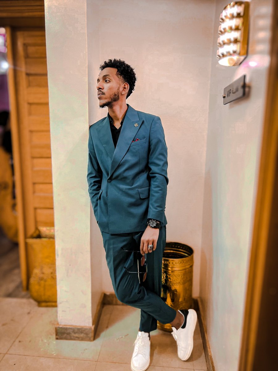 - إن اللّه يُضيء ما بين المشرق والمغرب أيعجزُ أن يضيء عتمتك الصغيرة !