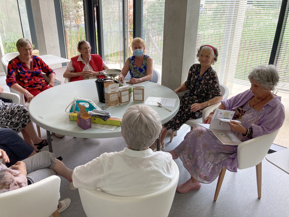SenPessac's tweet photo. Aux Senioriales de Pessac, atelier création de produits pour la maison. Lessive et Bee Wrap. C’est l’émulation !
#senioriales #créationLessive #écologie #zérodéchet #zérowaste #beewrap https://t.co/hVht4EDWbC