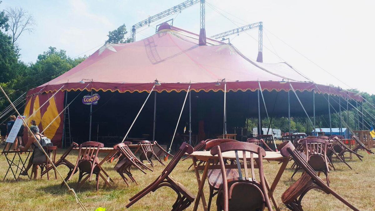BureFestival's tweet photo. JJ ON EST PRÊTS !
Les chapiteaux sont montés cosy et confortables. On fait les balances pour les premières conférences, concerts et spectacles dès ce soir. On a la météo avec nous : après un p'tit orage cette nuit le temps est parfait pour profiter sans avoir trop chaud. 
#Bure https://t.co/MVMKUrQIpm