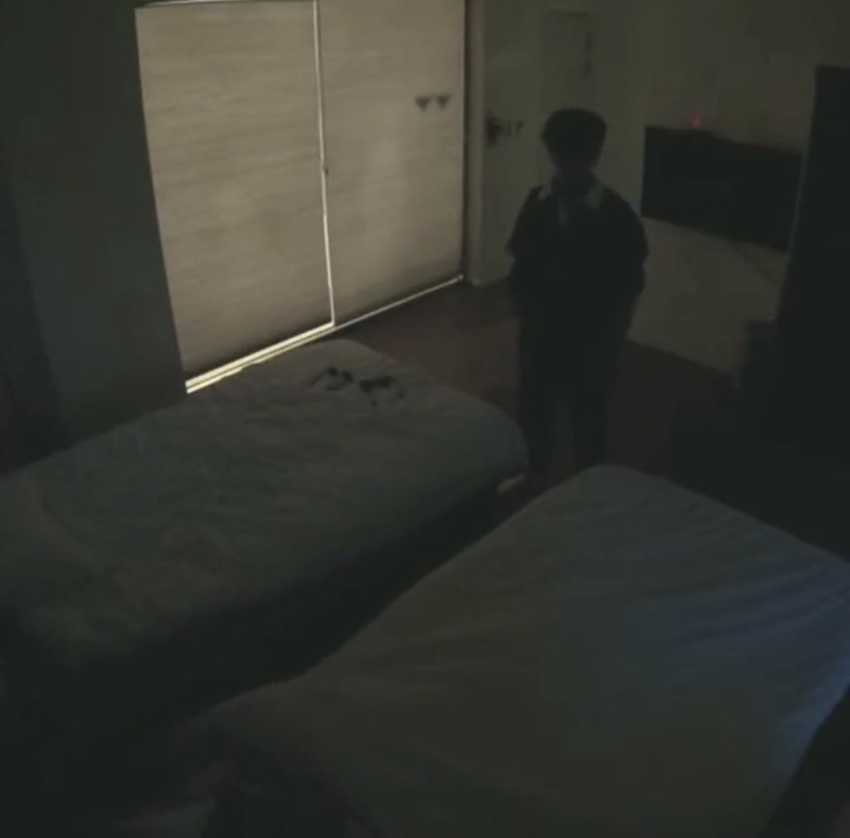 oddinaryprint's tweet photo. felix walking into seungmin’s room at 2am going “guess what i bought” https://t.co/cqlyf2o93o