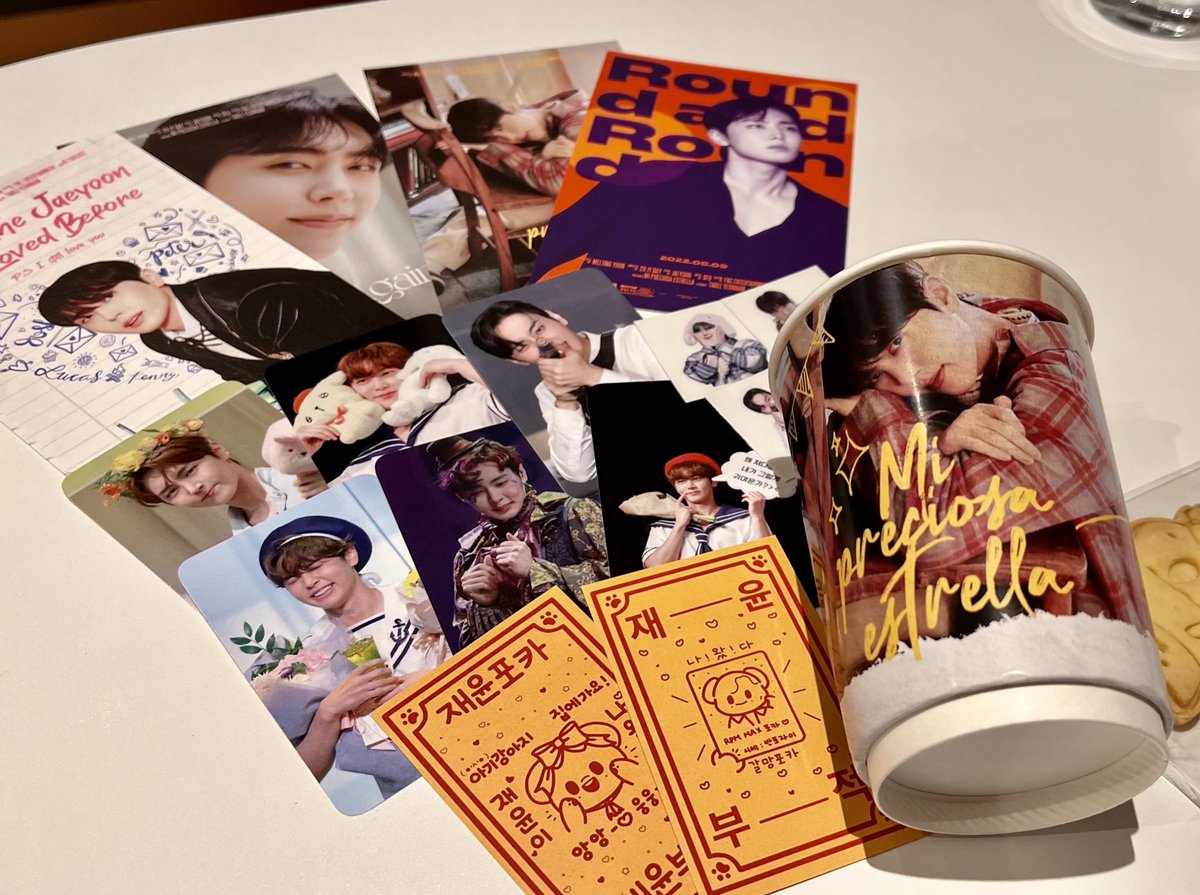 29_JY_DAY's tweet photo. 2022 𝙅𝘼𝙀𝙔𝙊𝙊𝙉 𝘿𝘼𝙔
ʙɪʀᴛʜᴅᴀʏ ᴄᴀғᴇ

:¨·.·¨:
 `·. 𝑀𝑖 𝑝𝑟𝑒𝑐𝑖𝑜𝑠𝑎 𝑒𝑠𝑡𝑟𝑒𝑙𝑙𝑎

♡⃰ 테이블연남

기본 특전 미리보기
(종이컵+엽서1종+포카3종+띠부2종)
엽서는 매일 다른 종류의 엽서 제공

#재윤이의_29번째_여름
#재윤이는_내_여름이고_꿈이야

#SF9 #재윤 #JAEYOON https://t.co/3TlXcXstPi
