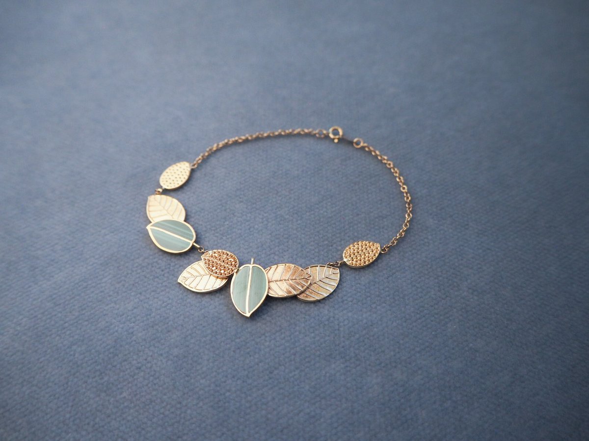 Goldstories_'s tweet image. Malachite is the essence of joy and is known as the "stone of transformation". It helps reveal &amp;amp; heal emotional pain by absorbing the pain into itself. Let us know if you’ve owned malachite before in the comments below✨🍃
#leaves #malachite #goldjewelry 
 goldstoriesjewelry.com