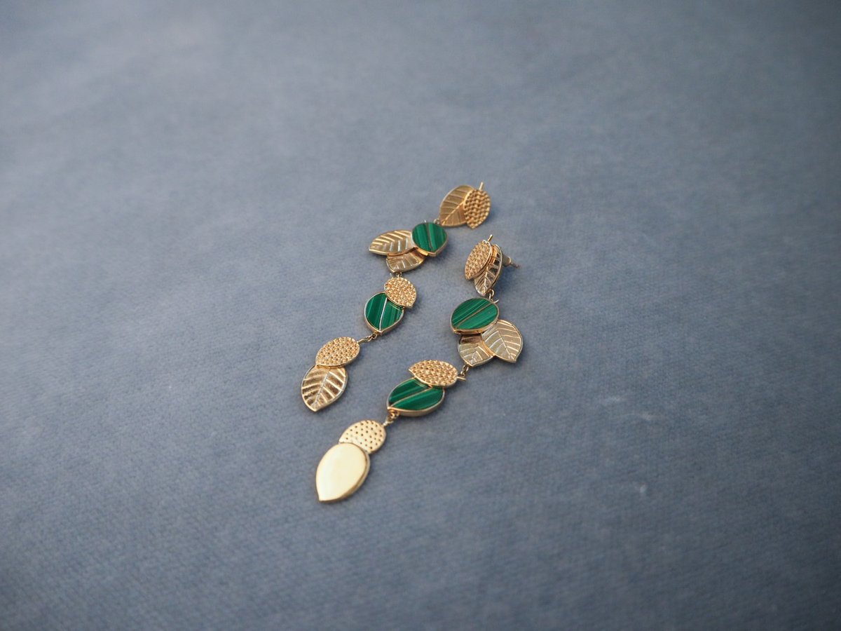 Goldstories_'s tweet image. Malachite is the essence of joy and is known as the "stone of transformation". It helps reveal &amp;amp; heal emotional pain by absorbing the pain into itself. Let us know if you’ve owned malachite before in the comments below✨🍃
#leaves #malachite #goldjewelry 
 goldstoriesjewelry.com