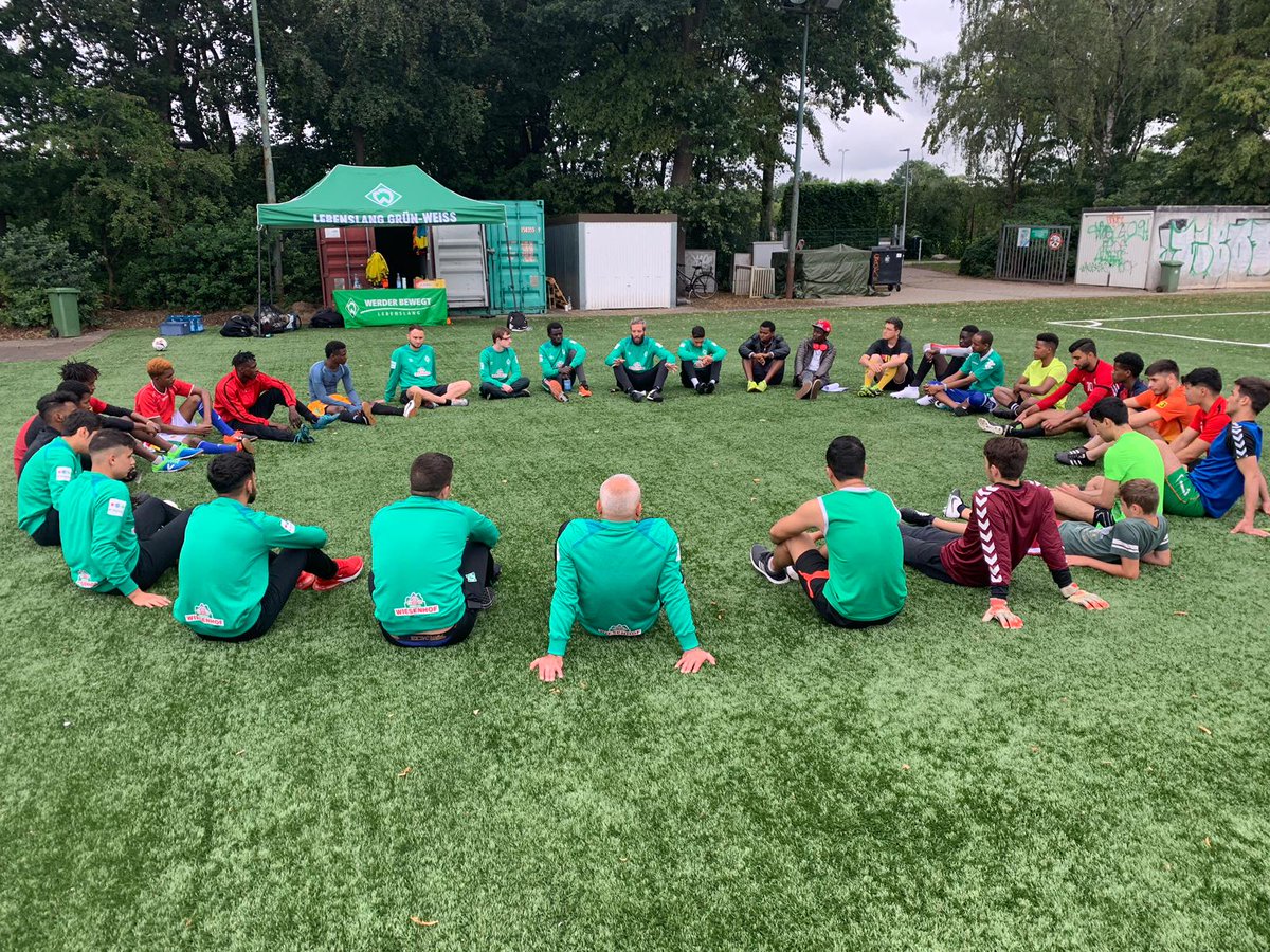 SIDFOOT_project's tweet photo. Today, one of the best practices is the #WelcomeThroughFootball project, coordinated by @EFDN_tweets and is funded by @UEFA_Foundation  and @EUErasmusPlus. 

The project delivers weekly football training sessions for refugees to get them physically and socially active in EC. https://t.co/aKeUaRfcNc