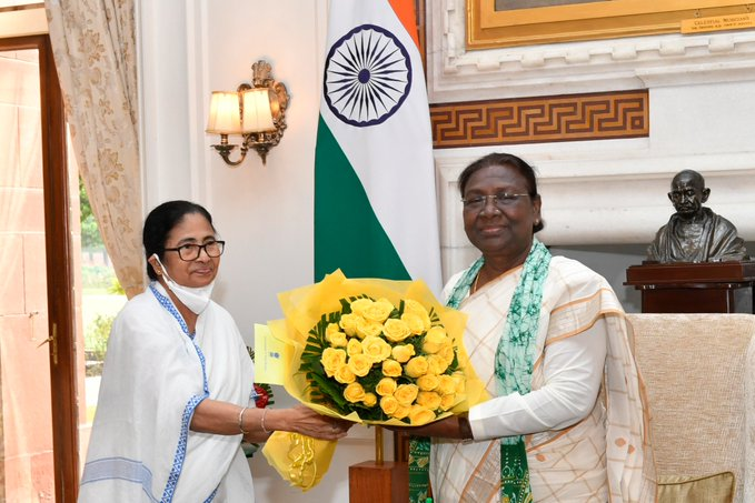 ndtv's tweet image. 🔴#JustIn | West Bengal Chief Minister Mamata Banerjee (@MamataOfficial) called on President Droupadi Murmu at Rashtrapati Bhavan.

📸: @rashtrapatibhvn