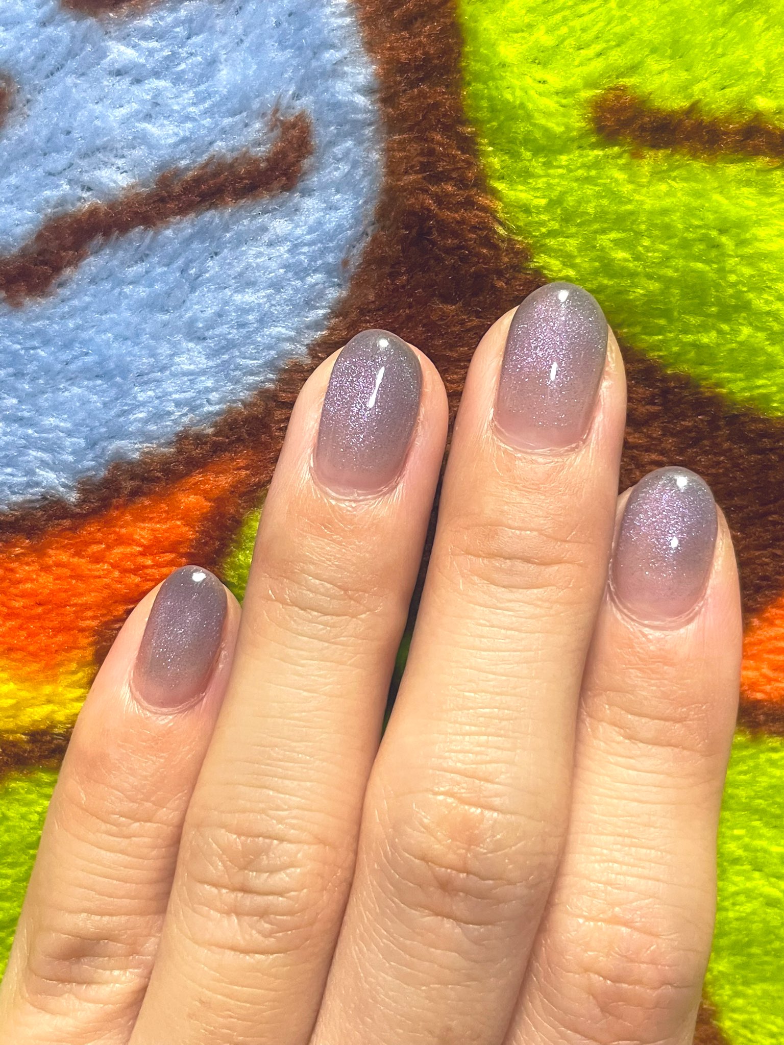 ルーピーq 最近マグネットネイル多いな笑 今回は紫と緑のマグネットパウダーにグレーとクリアを混ぜてもらった 動画上手く撮れなかったからないけど マグネットは角度によって色が違ってみえるから好き ジェルネイル ネイル マグネットネイル