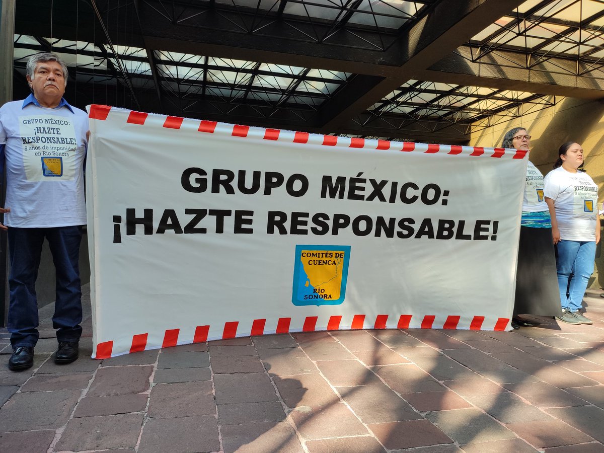 PODERlatam's tweet photo. 📢#URGENTE: Ahora mismo, afectadxs por el megaderrame tóxico de #GrupoMéxico protestan frente a las oficinas del corporativo en CDMX.

Representantes de los @CuencaRioSonora simulan un desastre ambiental y exigen a la empresa hacerse responsable.👊🏾

#8AñosDeImpunidad #RioSonora https://t.co/q5F4iz0mp8