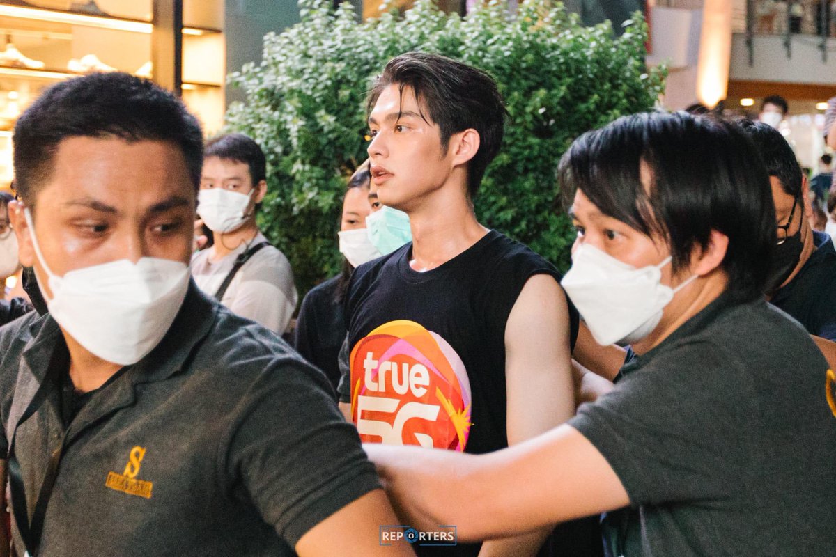 smileybright__'s tweet photo. “The highlight of the day is appearance of young artist Bright VC who joined the music performance with students who are performing to raise money for animal &amp; environment rescue organizations. It has attracted the attention of people all over Siam Square.”

#StayBrightStayTRUE https://t.co/WwaagIg12i
