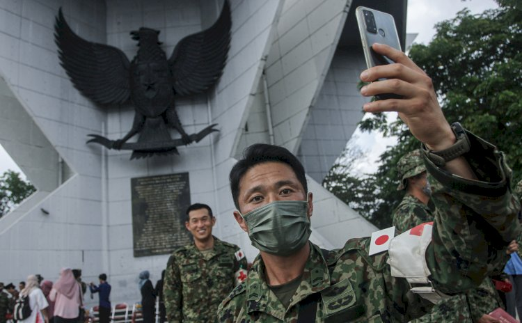 Jatosint's tweet photo. /16
4/8/2022
🇯🇵 #JGSDF paratroopers carry out a historical visit to #Monpera War Monument in Palembang City
#FYI in World War II, hundreds of Japanese paratroopers were dropped in Palembang to capture the city from British and Dutch troops (February 1942)
📸RMOL & RP https://t.co/p7AFGWOrM1