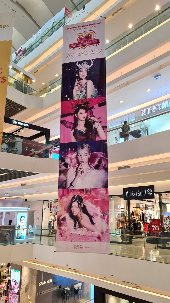801_81's tweet photo. 베트남 호치민 크레센도몰에 소녀시대 !!
출처 : 아부지 https://t.co/TTdtQ2CYI0