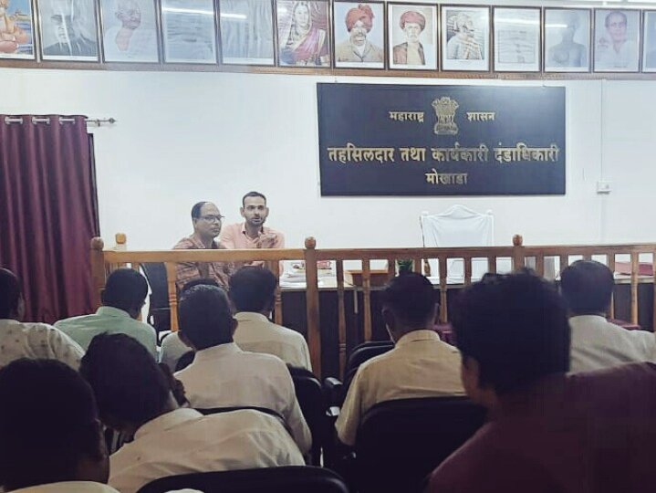 Ero_129Vikramgd's tweet photo. 💁🏻♂️@Ero_129Vikramgd मतदार संघांतर्गातील ‘मोखाडा’ तालुक्याचे 👤मतदान केंद्रस्तरीय अधिकारी(BLO) यांचे 🪪 मतदान कार्ड-आधार कार्ड लिंक व 📲गरुडा ऍप प्रशिक्षण घेण्यात आले.🤷🏻♂️
@ECISVEEP
@CEO_Maharashtra
@DyColPalghar
#GarudaApp
#AadharLink
#Training
#Election
#DeoPalghar
#129Vikramgad https://t.co/XKeRrBzzQD