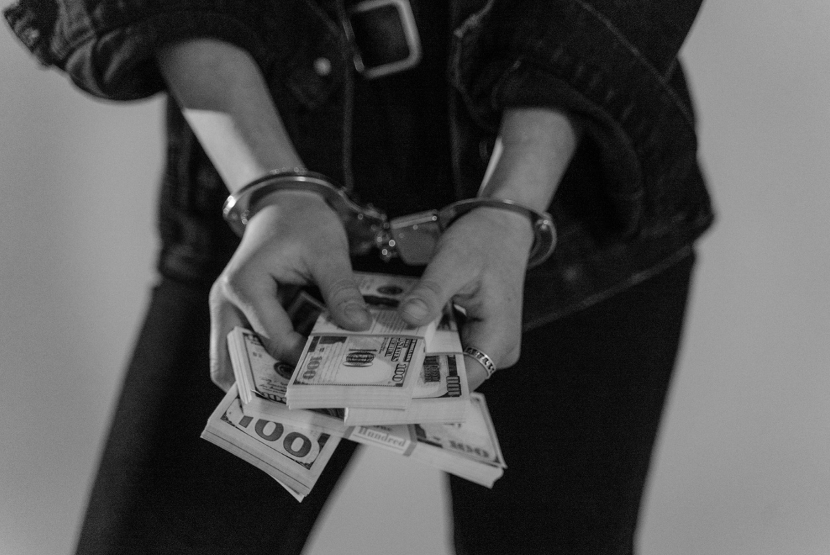 With the reform of art. 234 CP the Spanish legislator introduces the doctrine of the three strikes you're out in minor thefts: the multiple reincident offender could be punished with prison sentences. The BOE with the reform here: t.ly/i7yr #criminallawyer #thefts