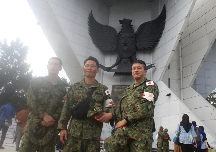 Jatosint's tweet photo. /16
4/8/2022
🇯🇵 #JGSDF paratroopers carry out a historical visit to #Monpera War Monument in Palembang City
#FYI in World War II, hundreds of Japanese paratroopers were dropped in Palembang to capture the city from British and Dutch troops (February 1942)
📸RMOL & RP https://t.co/p7AFGWOrM1