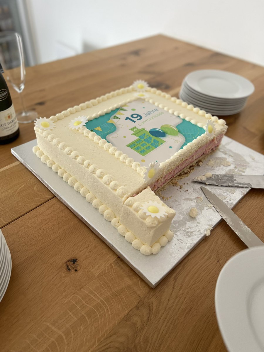 TKopatz's tweet image. #Communicode #liveanddev #geburtstag #torte Herzlichen Glückwunsch an alle communicoder zum 19.