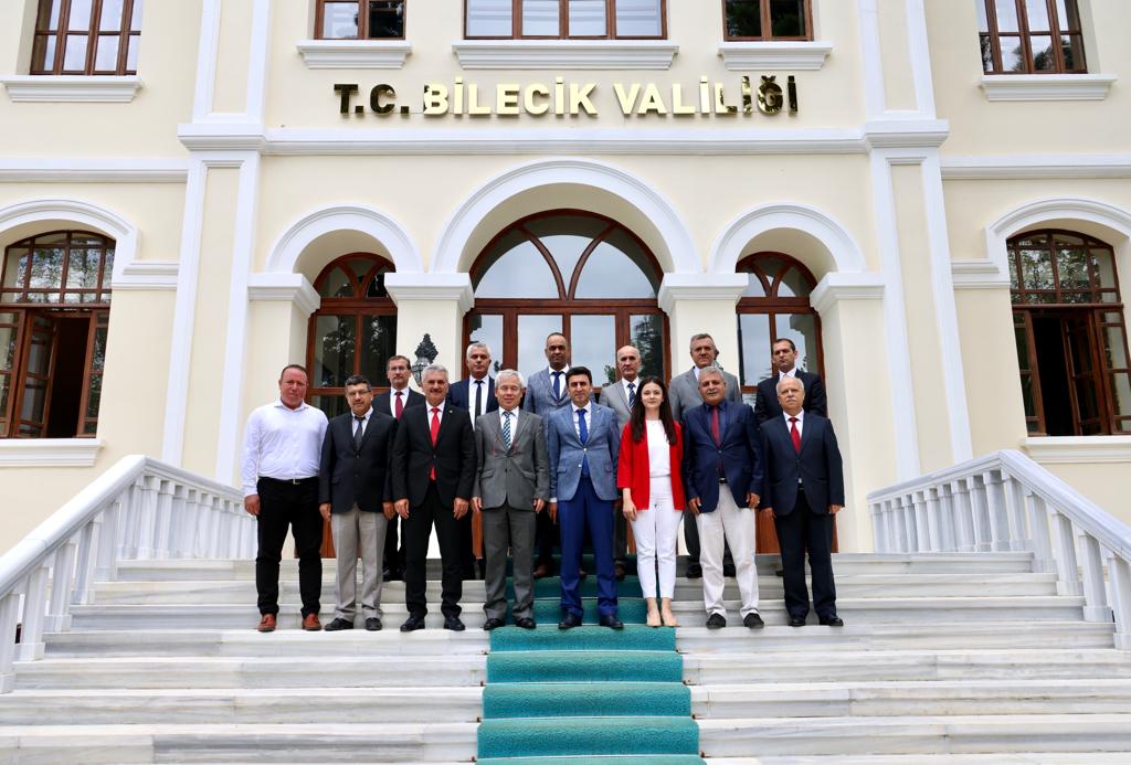 Bilecik'e  çalışma ziyareti gerçekleştiren Genel Müdürümüz Sn. Şefik AYGÖL (<a href="/sefikaygol/">Şefik AYGÖL</a>), Bilecik Vali Vekili Sn. Akgün CORAV'ı ziyaret etti ve sonrasında ilçe nüfus müdürleri ile değerlendirme toplantısında bir araya geldi.  

#HayatınızınHerAnında