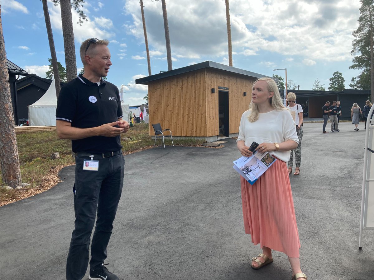 Min. @mariaohisalo asuntomessuilla: Asuminen &amp; rakentaminen vievät 1/3 hiilijalanjäljestämme. Energiatehokas &amp; ympäristön huomioiva asuminen auttaa torjumaan ilmastonmuutosta ja luontokatoa, ja energiaomavaraisuuden lisääminen asumisessa kiinnostaa yhä useampia. #asuntomessut2022