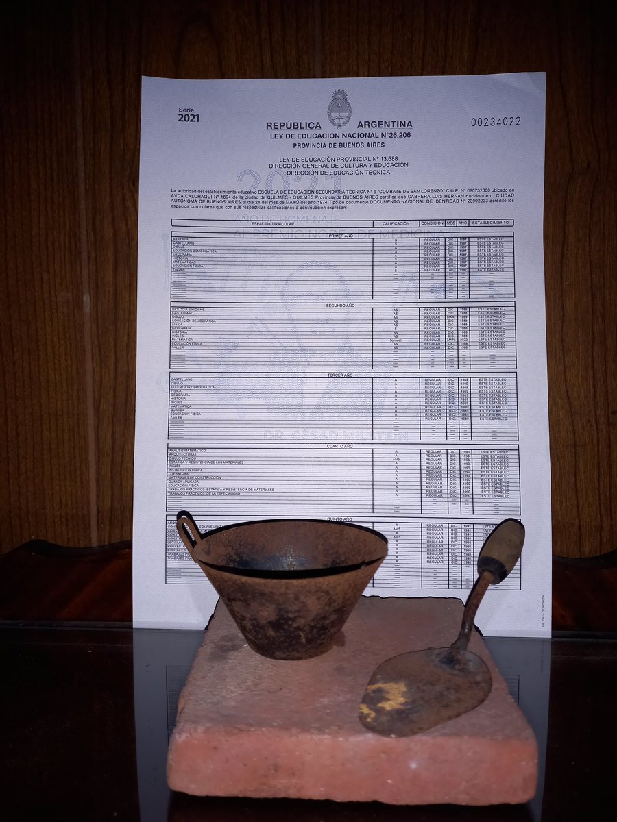 luchocabrera24's tweet photo. 🧑‍🎓✊️30 años después de recibir mi souvenir simbólico, hoy ya tengo mi título oficial. Orgullo inmenso. Sépanlo: ¡NUNCA PERO NUNCA ES TARDE!🎉🍻 https://t.co/NC4oF4e10h