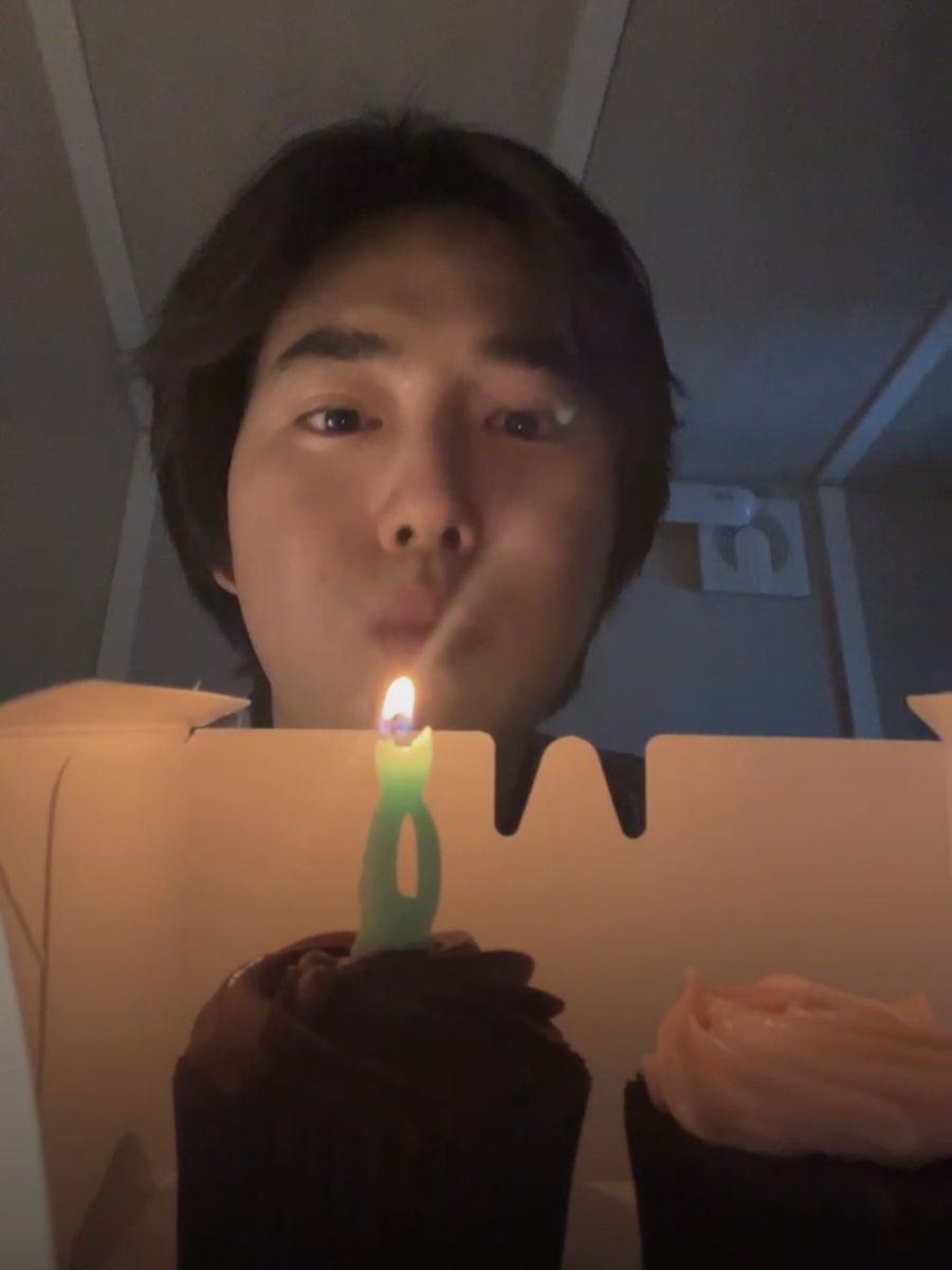 junmyeon pics tweet media
