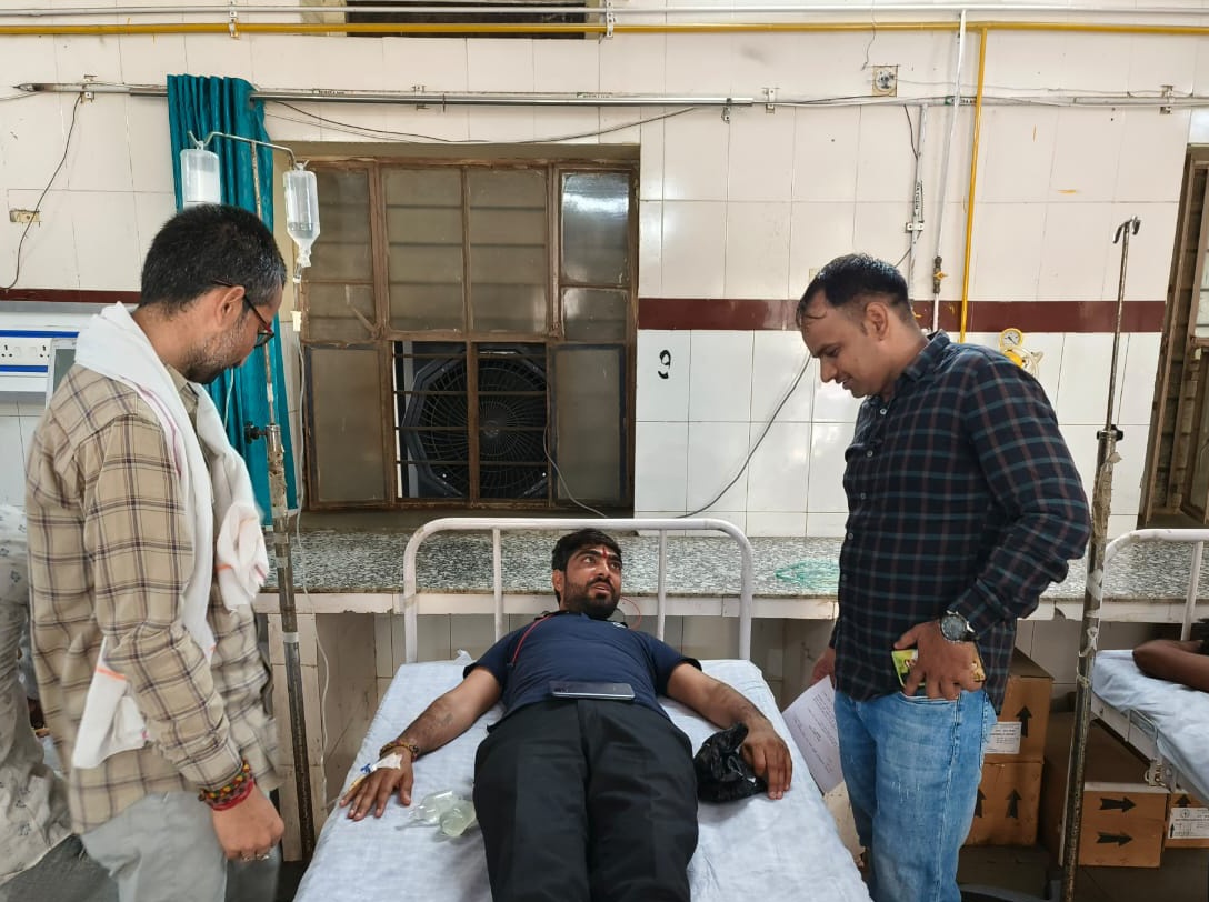 iVedPatel's tweet photo. कल का समय बड़ा संघर्ष का निकला,
सुबह से शारीरिक पीड़ा में था ल अस्पताल में भर्ती होकर ड्रीप चढ़वाई,
   लेकिन भाजपा प्रदेश अध्यक्ष आदरणीय भाईसाहब @DrSatishPoonia जी के आगमन पर स्वागत सत्कार करने की खुशी में जल्दी अस्पताल से निकलर शाम को भाईसाहब का अभिनंदन किया।
समय देने के आभार जी https://t.co/zJs1Kr1Hj4