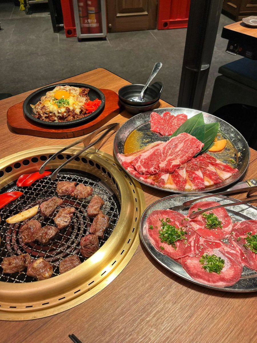 Food is the best reason to meet, the taste is full of satisfaction, the wine has a story, and the story has you and me