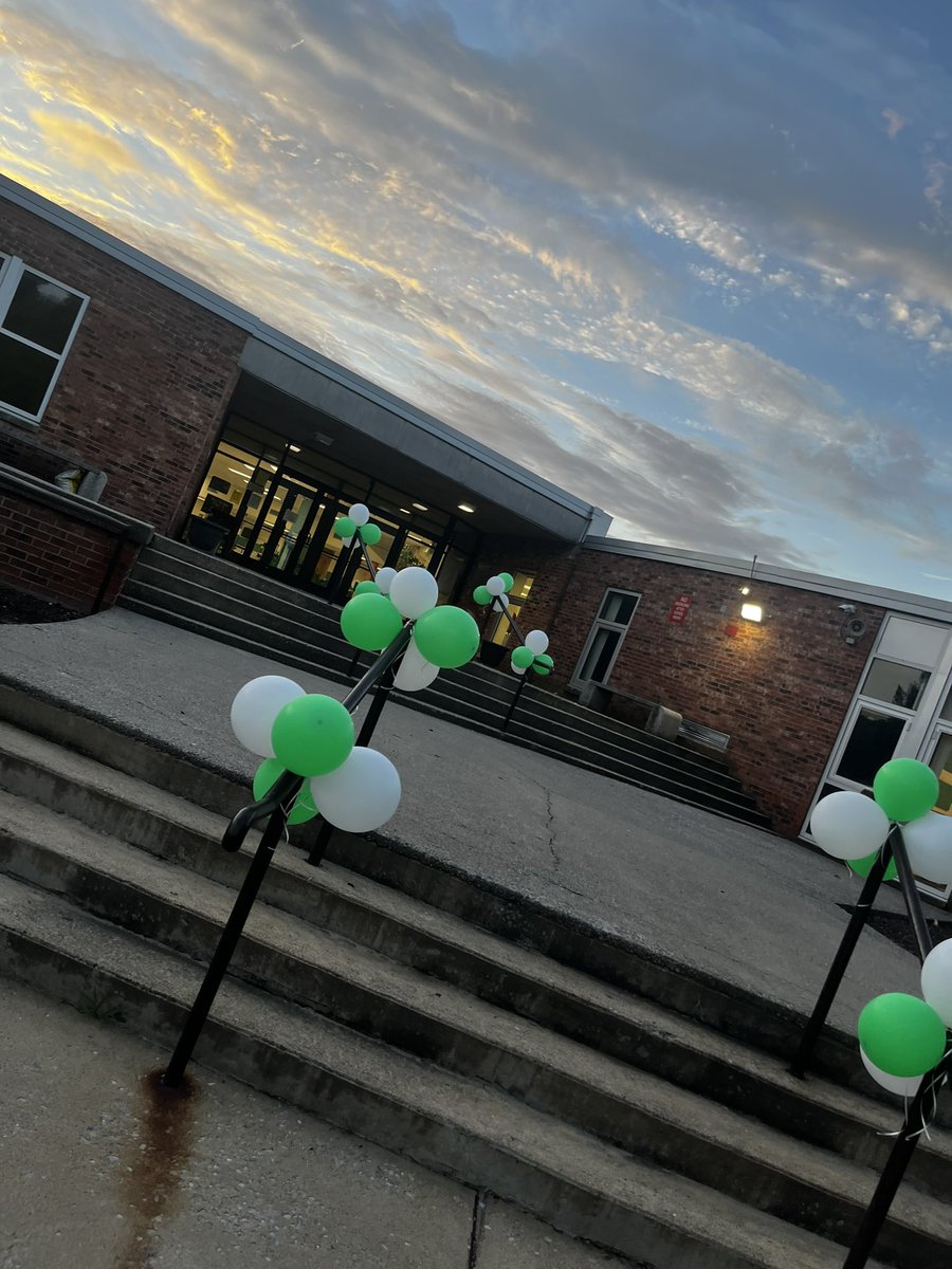 A beautiful day for a great first day of school! Thank you @gms_tn GSIA for our welcoming balloons! 💚#RISEasONE <a href="/CoachMcCall65/">Andy McCall</a>