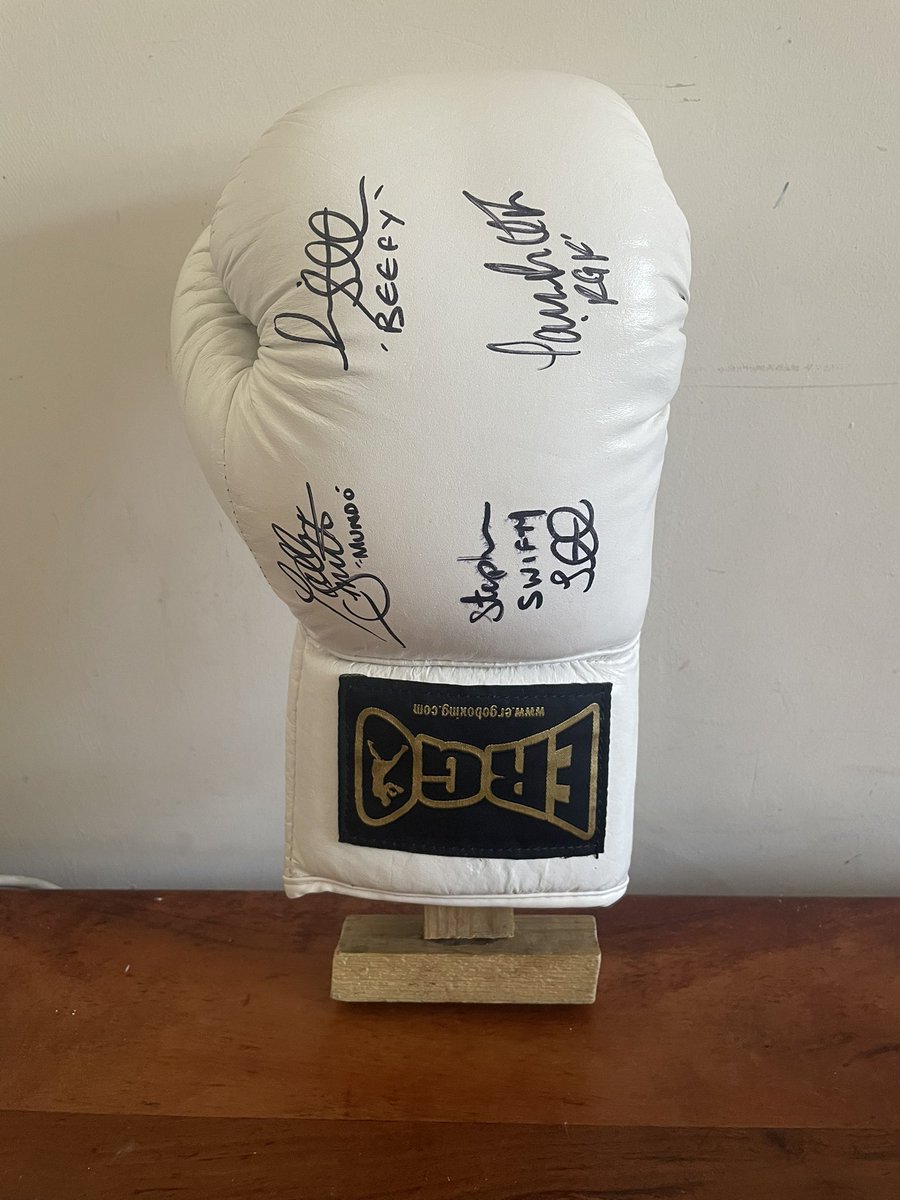 Doing a bonus ball to raise money for the 2 teams I take. £10 a number, winner gets signed Smith boxing glove. Do it for Saturdays draw if all sold. Get in touch if anyone wants a go ⚽️👍🏻
