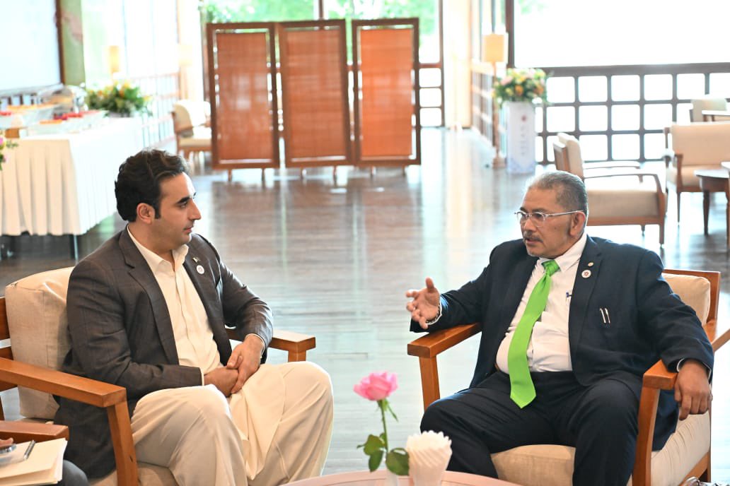 It was a pleasure to meet my friend FM Erywan Yusof of Brunei. Committed to further strengthening of friendship between our two brotherly countries. Pakistan &amp; Brunei are close partners in OIC &amp; ARF #ASEAN