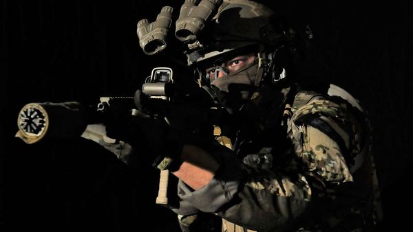 KdoMagazin's tweet photo. Gewehr Spezialkräfte: Das #HK #G95K in 5,56 mm x 45 des Kommando Spezialkräfte (#KSK). Basierend auf dem AR-System #HK416A7 kommt es mit Laser-Licht-Zubehör und Optikpaket sowie Signaturunterdrücker. Es steht auch dem #KSM der #Marine zur Verfügung.Quelle: https://t.co/L3gzkQRx3L https://t.co/Gvj8PVYjwA
