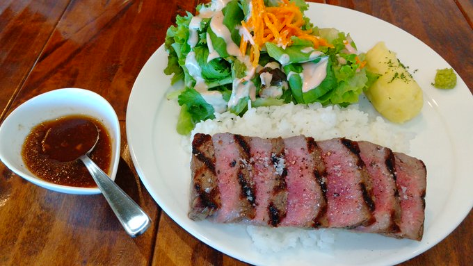 今日のお昼は夏コミ原稿頑張ったご褒美に知らない内に近所に出来てた『肉菜バルNiGoo』さんに行ってきました♪(๑'ڡ`๑)
ランチの山形牛ステーキプレートを注文。
焼き加減が絶妙で赤身のお肉の味がしっかりしててめちゃ美味しかった!
付属のシャリアピンソースもサラダも美味しかったしまた行きたい☺️ 