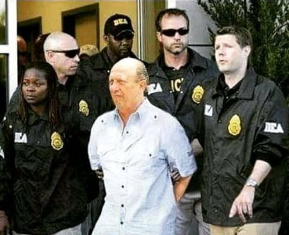 * Lo botaron de USA como un guau guau...
En Panamá, se ha pasado haciendo papel de impoluto haciéndole daño a muchas familias.
Hasta cuando con sus manipulaciones?