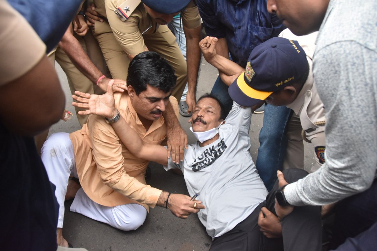 INCIndia's tweet photo. .@INCMumbai under the leadership of President Shri @BhaiJagtap1 &amp; WP Shri @Charanssapra protested against the Modi govt's failed economic policies and registered their dissent by joining #महंगाई_पर_हल्ला_बोल. https://t.co/I16R6rl4fH