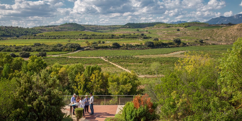 Te proponemos un plan para escapar del calor de agosto: una visita a un entorno natural y sostenible donde podrás disfrutar del silencio a orillas del río Ebro. ¿Te animas a visitar #FincaValpiedra en tu paso por La Rioja? ¡Conoce todas las visitas que ofrecemos en nuestra web!