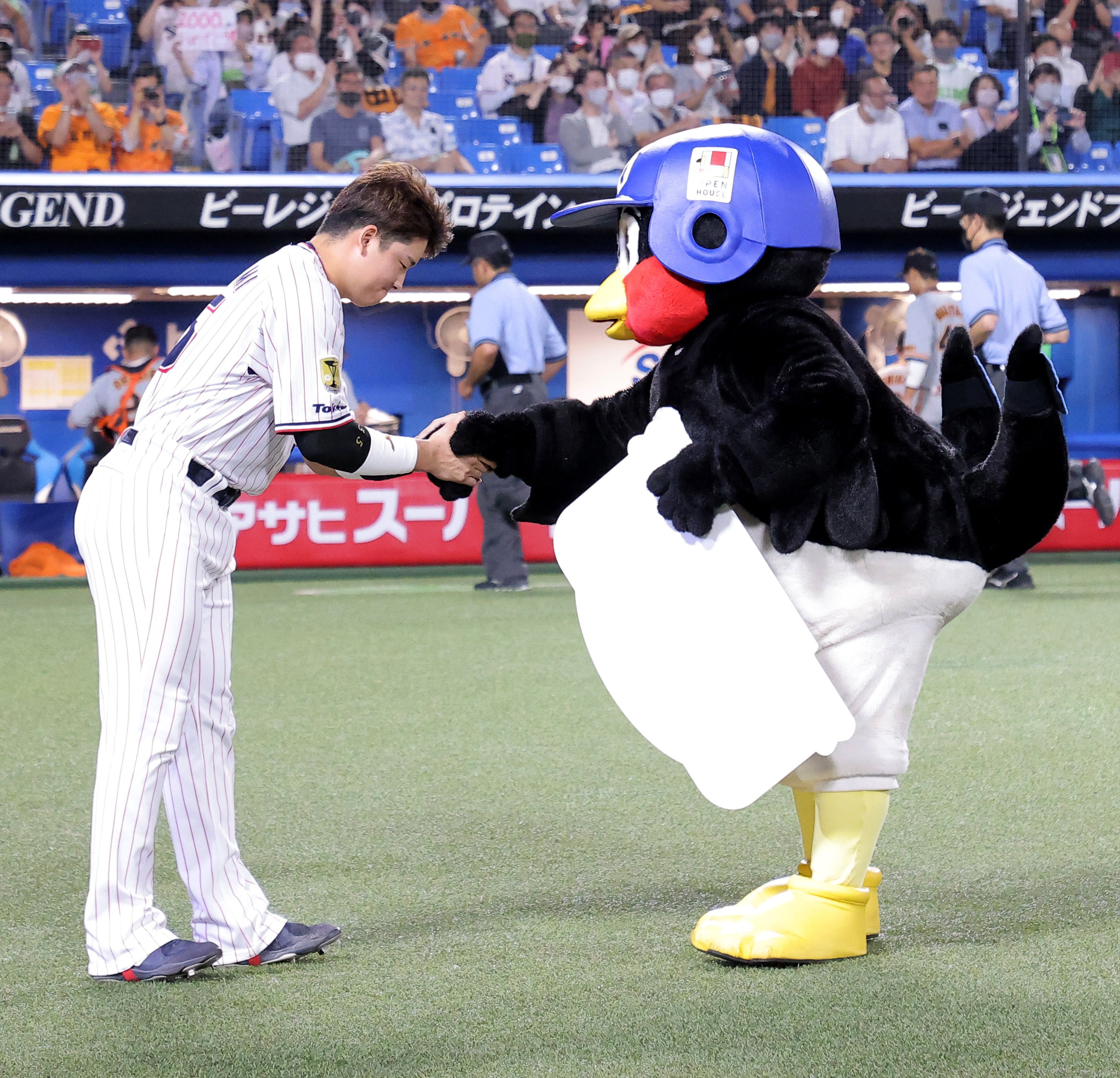 つば九郎主催2,000試合出場】達成記念お座りつば九郎 受注販売の