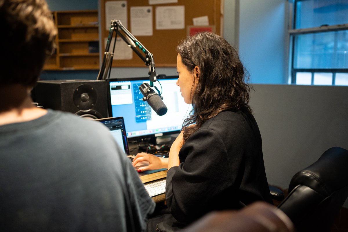 FreshMaite's tweet photo. Concentration à son maximum hier dans les studios de @ckut pour une émission spéciale du festival @MUTEK_Montreal.
Merci @PaoChap d'avoir capturé ce moment. 

#radiohost #radioshow #mutek #ckut https://t.co/hGq4EjC6Cs
