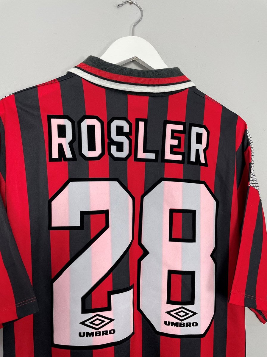 cultkits's tweet photo. What a belter from the kings @UmbroUK
#MCFC #Umbro #Rosler https://t.co/6WZSZS91Xj